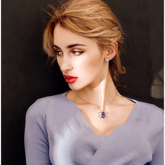 (last 1)✨Green Four Heart Clover necklace with crystal elements- length 16in - Picture 5 of 8